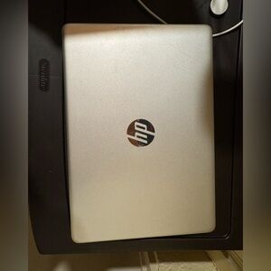Hp laptop, works perfectly, has a few scratches but over all good condition
